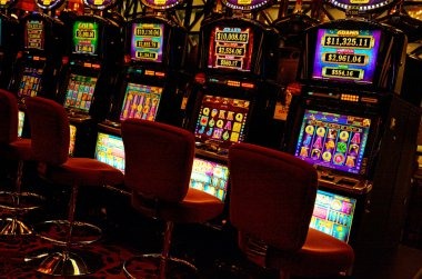 rahasiaqq Gonzo's Quest slot game interface showing spin controls and payout table